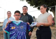 DIF Morelia entrega uniformes a niñas y niños de escuelas de fútbol ‘Estrellas del Mañana’