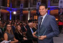 Otorgan premio nacional a Alfonso Martínez por impulso al desarrollo de la vivienda