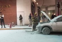 Bomberos municipales y policía Morelia atienden incendio de camioneta en avenida Camelinas; sin riesgo para restaurantes