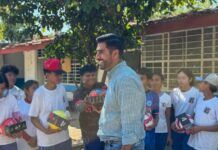 Entrega Poncho Chávez equipo deportivo a telesecundarias de Taretan y La Huacana