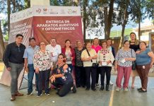 Reciben adultos mayores de Quiroga aparatos auditivos y optométricos