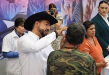 Ayuntamiento de Los Reyes entrega aparatos auditivos, optométricos y funcionales a personas vulnerables