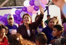 Fabiola Alanís festeja a las niñas y a los niños de Jesús del Monte