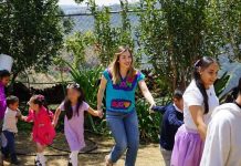 Festeja Brissa Arroyo a niñas y niños en comunidad rural de Tzitzio