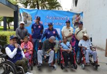 Jugando Para Dar entrega prótesis y sillas de ruedas a personas con discapacidad