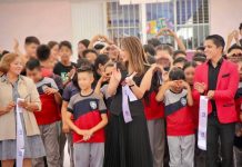 Paola Delgadillo entrega techumbres a primarias del poniente de Morelia