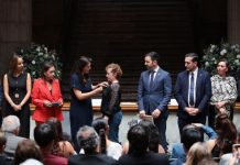 Entrega Gobierno de Alfonso Martínez, Presea Amalia Solórzano a Verónica Villaseñor