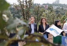 Alfonso Martínez y Paola Delgadillo colocan la primera piedra de la Casa del Adulto Mayor
