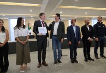 Alfonso Martínez entrega reconocimiento al Mérito Docente 2025