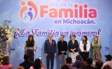 Recibe Paola Delgadillo Hernández, presidenta de DIF Morelia, reconocimiento del Congreso del Estado