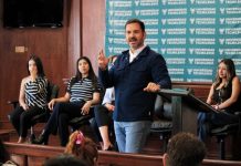 Yankel Benítez dialoga con jóvenes universitarios sobre participación ciudadana